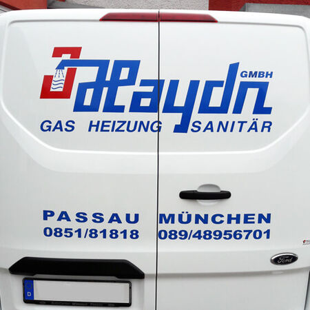 Fahrzeugbeschriftung: Transporter-Verklebung — Heckansicht. Produziert von Kieweg Druck & Werbetechnik aus Passau, in Bayern.