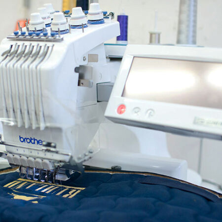 Corporate Fashion: Stickmaschine. Produziert von Kieweg Druck & Werbetechnik aus Passau in Bayern.