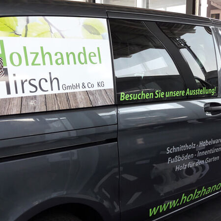 Fahrzeugbeschriftung: Transporter-Folierung — Seitenansicht. Produziert von Kieweg Druck & Werbetechnik aus Passau, in Bayern.