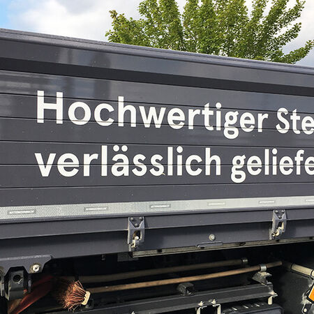 Fahrzeugbeschriftung: Folierung – Anhänger. Produziert von Kieweg Druck & Werbetechnik aus Passau, in Bayern