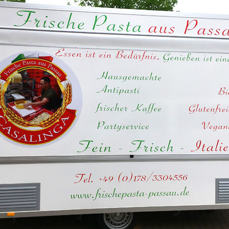 Fahrzeugbeschriftung: Foodtruck – Seitenansicht. Produziert von Kieweg Druck & Werbetechnik in Passau