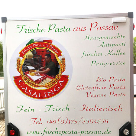 Fahrzeugbeschriftung: Foodtruck – Heckansicht. Produziert von Kieweg Druck & Werbetechnik in Passau
