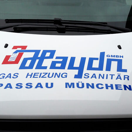 Fahrzeugbeschriftung: Transporter-Verklebung — Frontansicht. Produziert von Kieweg Druck & Werbetechnik aus Passau, in Bayern.